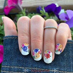 Color Street Bloomer Has It Nail Strips